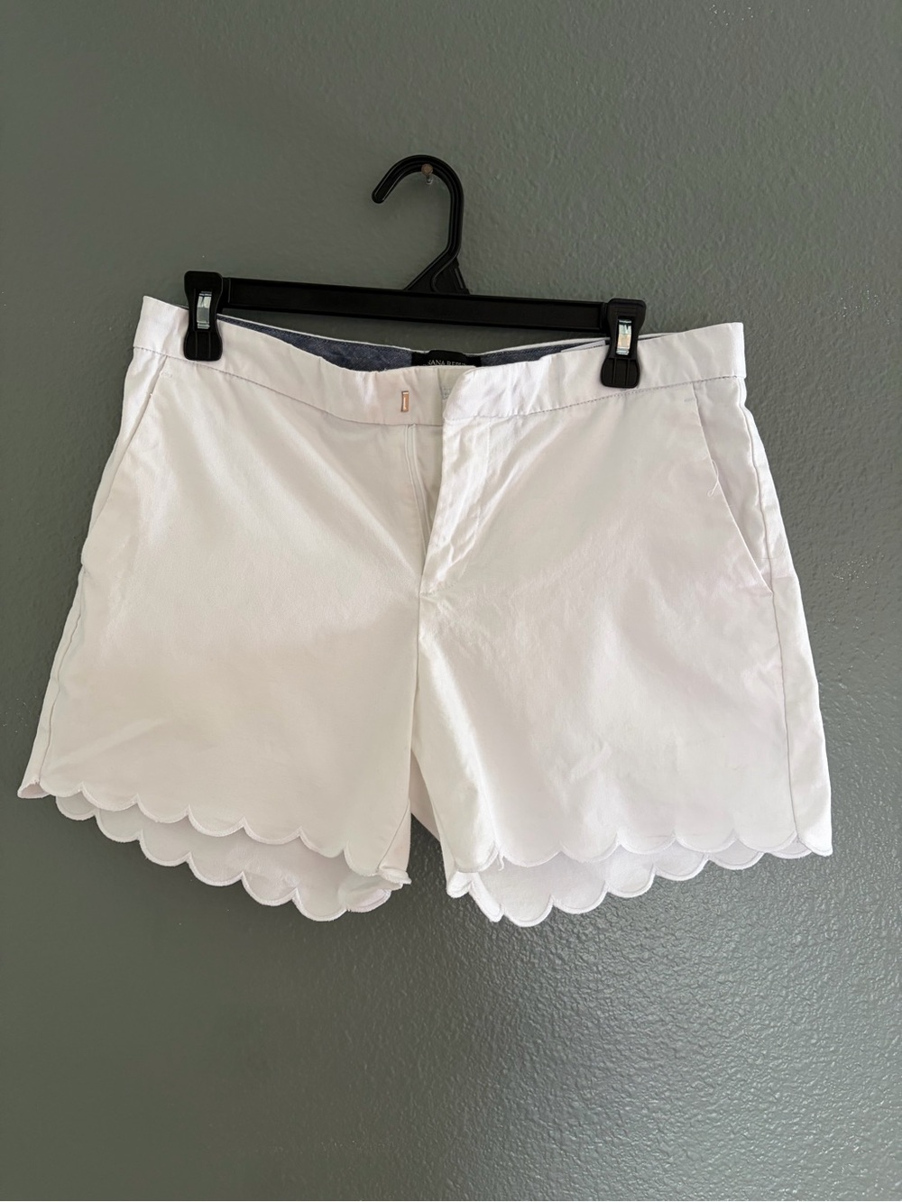Banana Republic White Scallop Hem Bermuda Shorts Size 4